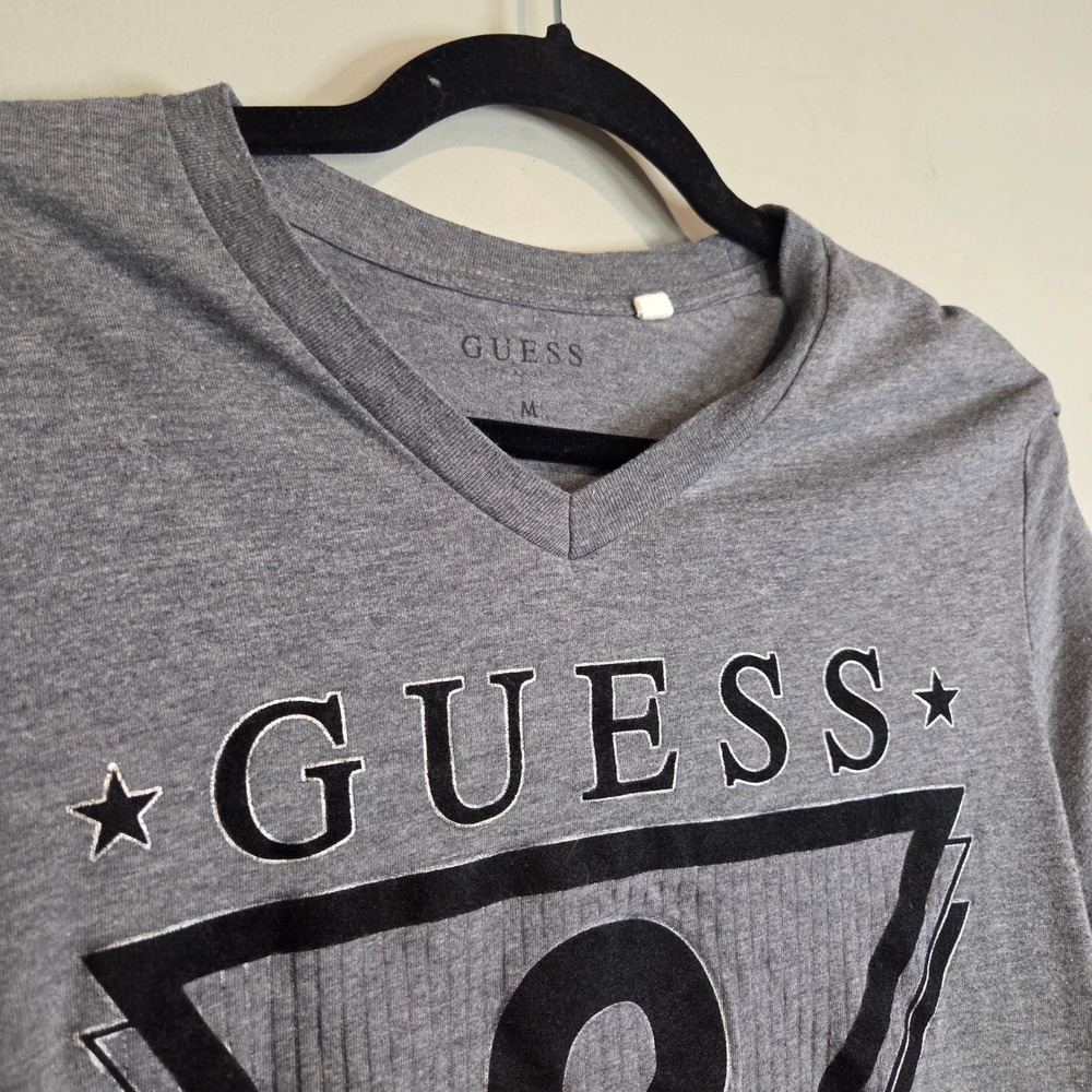GUESS‎ Los Angeles Triangle Logo V-Neck Graphic T-Shirt Mens Medium Grey Heather